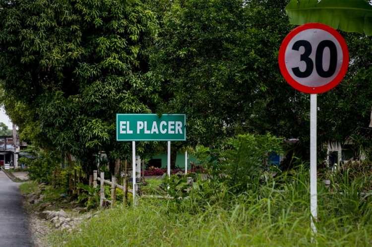 <p>Kolombiya’nın Putumayo eyaletindeki El Placer kasabasının tozlu topraklarında yaşayan bölge sakinleri 52 yıllık iç savaşın ardından yaşanan silahlı çatışmaların etkisini hala üzerlerinde taşıyor.  </p>

