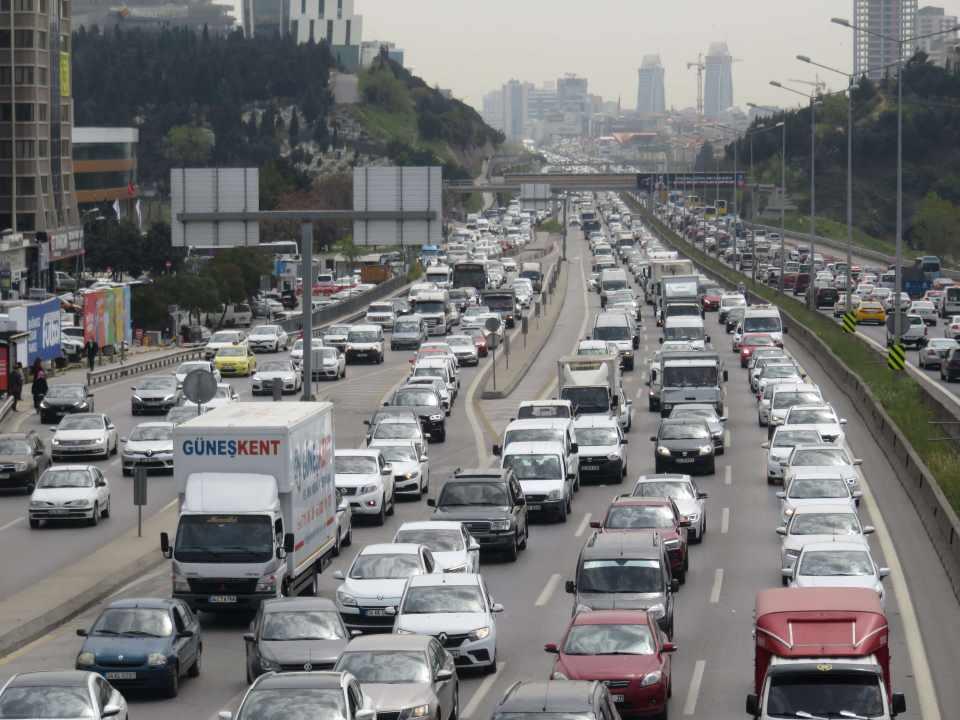 <p>İstanbul Büyükşehir Belediyesi'nin mobil uygulamasına göre, kent genelinde trafik yoğunluğu saat 13.00 sıralarında  yüzde 71 olarak ölçüldü.</p>

<p> </p>

<p> </p>
