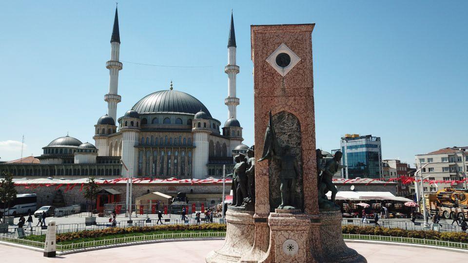 <p>Çünkü Türk Milleti'nin milli mücadelesini ve aynı zamanda da modern Cumhuriyet çehresini yansıtan en önemli anıtlardan biridir. Bu tip manevi değeri yüksek anıtların gelecek nesillere eksiksiz ve orijinal bir şekilde aktarılabilmesi hususunda bizlere büyük sorumluluklar düşmektedir. Çünkü bir milletin tarihi sahip olduğu anıtlar, değerler ve tarihi figürlerle ölçülmektedir. Bize de bu konuda büyük sorumluluklar düşmektedir" diye konuştu.</p>