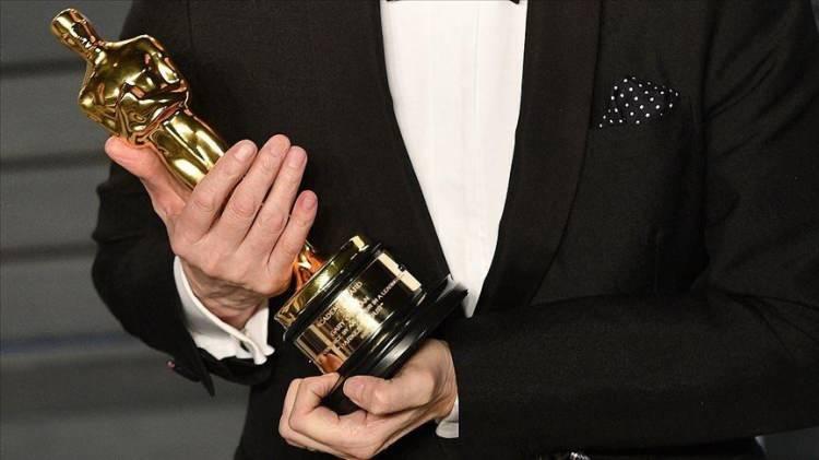 <p>Ödül töreninde heykelciği göğüsleyen yapımlar ve isimler ise sırasıyla şu şekilde:</p>

<p><strong>OSCAR 2021 KAZANAN İSİM VE YAPIMLAR</strong></p>

<p>- En İyi Kadın Oyuncu / Frances McDormand ( Nomadland)</p>

<p>- En İyi Erkek Oyuncu / Anthony Hopkins (The Father)</p>

<p>- En İyi Film / Nomadland</p>

<p>- En İyi Yönetmen / Chloe Zhao (Nomadland)</p>

<p>- En İyi Yardımcı Kadın Oyuncu / Youn Yuh-Jung</p>
