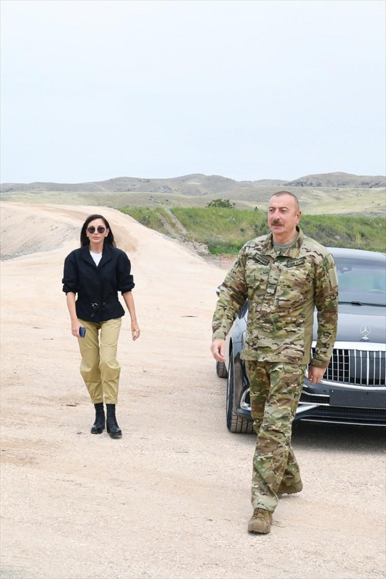 <p>Cebrayıl'da yeni sınır karakolunun açılışını yapan Aliyev, burada konuşlanan insansız hava araçları ile zırhlı araçları inceledi.</p>

<p> </p>
