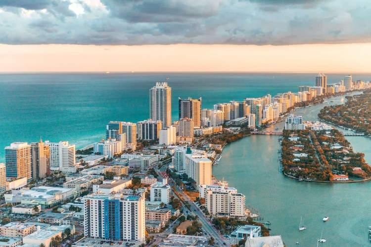 <p>İnternetteki ilanlara bakıldığında, Miami'de havuzlu bir sitede dayalı döşeli, 3 odalı dairenin 89.900 dolar yani yaklaşık 720 bin TL'ye, Marmaris'teki bir benzeri ise 1.4 milyon TL'ye satışa sunuluyor.</p>

<p>​</p>

