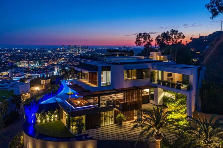 <p>Örneğin; Hollywood'un Oakwood Hills Mahallesi'nde, Silver Gölü'ne sıfır, büyük bir bahçesi olan villa için yaklaşık karşılığı 2.8 milyon TL'ye denk gelen 352 bin dolar istenirken, Marmaris'in bir köyünde denize sıfır ancak hem kendisi hem de arazisi bakımsız durumda olan müstakil bir evin satış fiyatı ise 5.5 milyon TL seviyesinde.</p>
