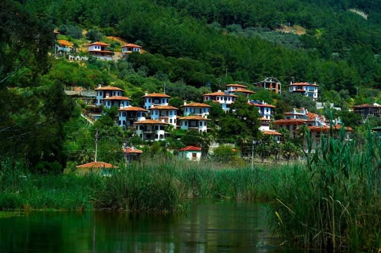 <p><strong>KÖY EVLERİ REKOR KIRDI</strong></p>
<p> </p>
<p>Marmaris Emlak Müşavirleri Derneği Başkanı Yusuf Kenan Akkuş, ilçedeki emlak satış fiyatlarındaki artışı çok abartılı bulduğunu belirterek, "Rüyamda görsem inanmazdım" dedi.</p>