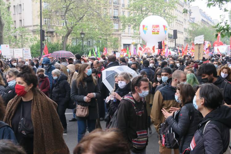 <p>Düzenlenen gösterilere, İçişleri Bakanlığına göre 106 bin, organizatörlere göre de 150 bin kişi katıldı.</p>

<p> </p>
