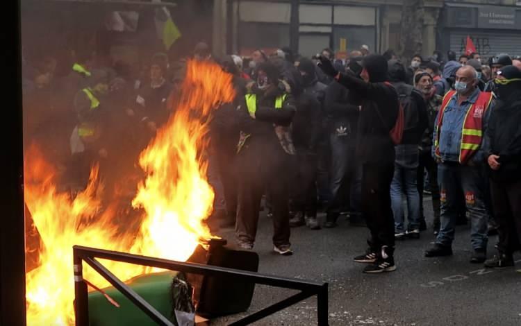 <p>Lyon'da yapılan eylemde çıkan olaylarda 27 polis yaralandı, 5 kişi gözaltına alındı.</p>

<p> </p>
