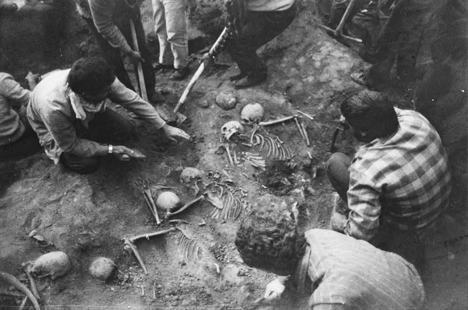 <p>Ermeni çetelerinin Birinci Dünya Savaşı sırasında silahsız sivillere yönelik katliamları, toplu mezar kazılarıyla gözler önüne serildi. </p>

<p> </p>
