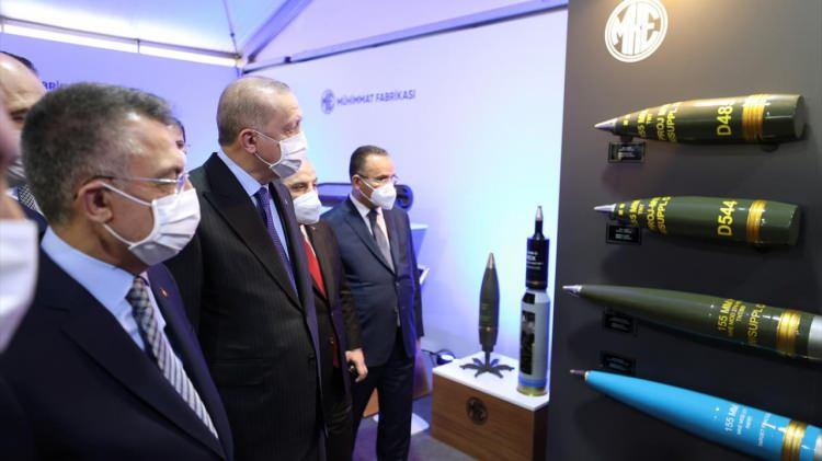 <p>Cumhurbaşkanı Erdoğan’ın konuşmasından öne çıkanlar:<br />
"İstiklalin yolunun asker sayısı kadar hatta ondan daha ziyade güçlü bir ordudan geçtiği çok daha iyi anlaşılmaktadır. Son 19 yıldır savunma sanayiimizi yerli üretimle ayağa kaldırmak için yoğun çaba harcadık. Hiç şüphesiz savunma sanayiimiz içinde MKEK`in ayrı bir yeri vardır. Bu kurumumuz şartlar ne olursa olsun ordumuzun ihtiyaçlarını karşılamaya çalışmıştır."</p>
