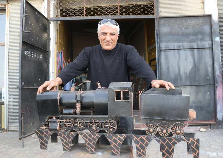 <p>Mardin'de, fabrikalara kömür taşınan Mardin- Şenyurt yük treni seferleri, 20 yıldır yapılmıyor. Trenle ilgili çocukluğunda hayalleri olan demir ustası Mehmet Sait Arı da yük treninin maketini yaptı. Arı, "Tren maketini dükkanımdaki boru, cıvata ve benzeri metallerden 6 aylık çalışmanın ardından yaptım. </p>
