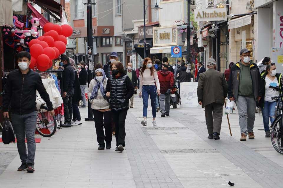 <p>Artık bu vaka sayıları azalsın ve bitsin. Herkes bu durumdan çok sıkıldı. Bitsin de bir normal hayata dönelim artık. İnsanlarda kapanma olacağı için alışveriş yapmaya başladı. Yoğunluk oluşuyor. Ama her seferinde böyle gereksiz bir telaş yapıyorlar" diye konuştu.</p>

<p> </p>
