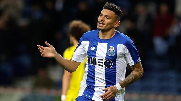 <p>Tiquinho - 6,5 milyon Euro</p>

<p> </p>

<p>Porto'dan Tianjin Teda'ya transfer olurken yaşanan anlaşmazlık sonucu boşta kalan yıldız isimlerden Tiquinho Soares, Süper Lig'den Galatasaray ve Beşiktaş ile anılmıştı. 30 yaşındaki oyuncu 6,5 milyon Euro market değeri ile ikinci sırada</p>
