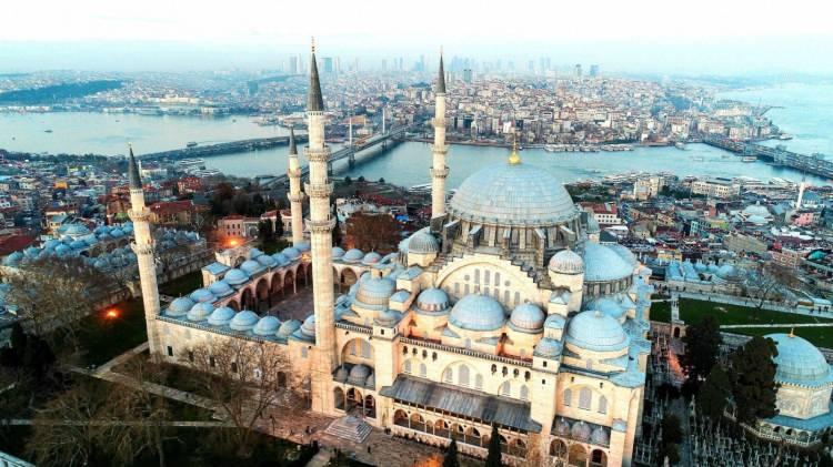 <p><strong>SÜLEYMANİYE CAMİİ'NİN İLGİNÇ ÖZELLİKLERİ</strong></p>
