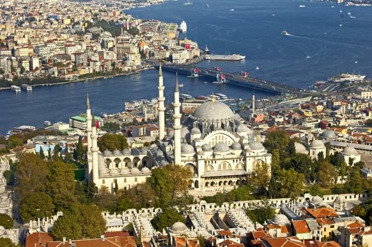 <p><strong>Bir külliye içerisinde yer alan camiinin bulunduğu külliye, kuş bakışı görünümünde U harfi şeklini almaktadır.</strong></p>
