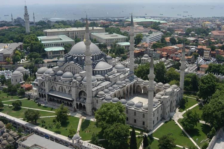 <p><strong>Camii içerisinde 4 fil ayağı bulunmaktadır. Her biri 4 halifeyi temsilen inşa edilmiştir. </strong></p>
