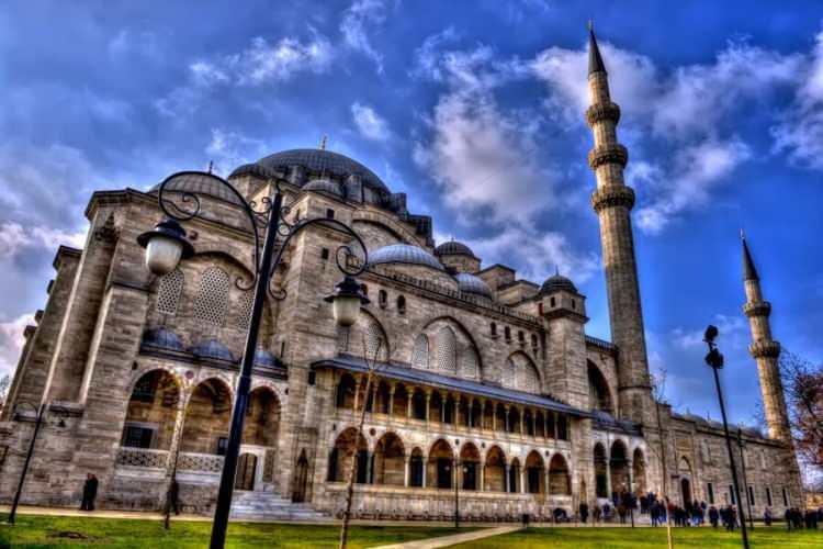 <p><strong>Camii avlusunda bulunan 4 minare ise Kanuni'nin, İstanbul'un Fethi sonrasında tahta çıkan 4. padişah oluşunu simgelemektedir.</strong></p>
