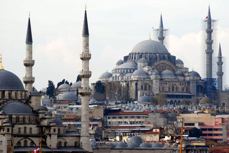 <p><strong>Minare kısımlarında bulunan 10 şerefe ise, Osmanlı Devleti'nin 10. padişahı olduğunu simgelemektedir.</strong></p>