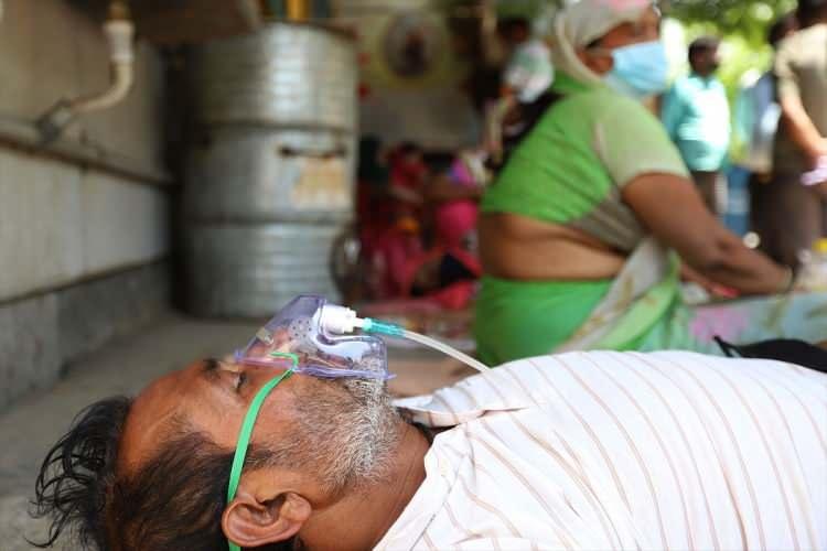 <p><strong>KAYNAK: HABER7</strong></p>

<p>Koronavirüs dehşeti Hindistan'da hız kesmiyor. Ülkede her gün yeni vaka ve ölüm rekorları kırılıyor. Hastanelerde yatak, oksijen ve ilaç kıtlığı had safhada. Hindistan'daki kriz, küresel aşı tedariki ve salgının yayılması anlamında dünyayı olumsuz etkileyebilir.</p>
