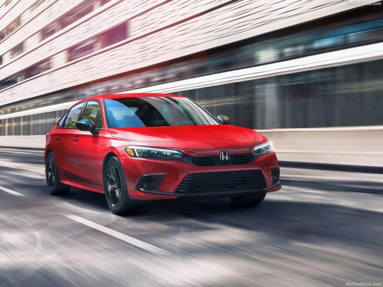<p>Aks mesafesi 35 mm artırılan yeni Honda Civic'in arka iz genişliği ise eskiye oranla 12,7 mm kadar daha iyi.</p>