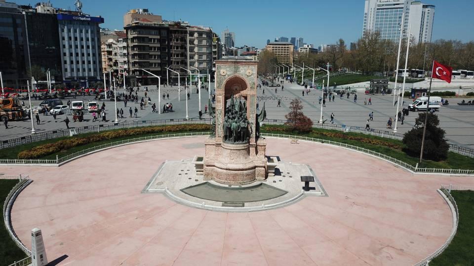 <p>Cep telefonu ile anıtın fotoğraflarını çeken Emrullah Balkı, "Hiç fark etmedim, sancak direği yok. Çok kez buradan geçip gidiyorum daha önce fark etmedim, çalınmış olabilir" dedi. </p>
