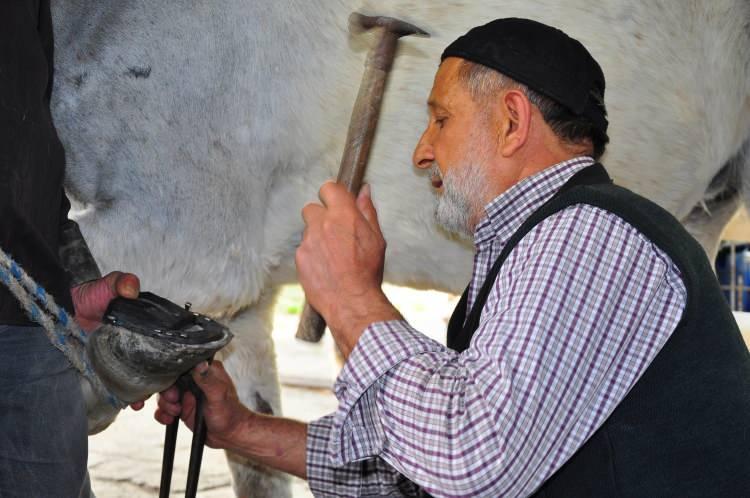 <p>Yunusemre ilçesinde yaşayan evli ve 2 çocuk babası Işınak, nalbantlığa 10 yaşında babasının yanında çırak olarak başlayarak öğrendi.</p>