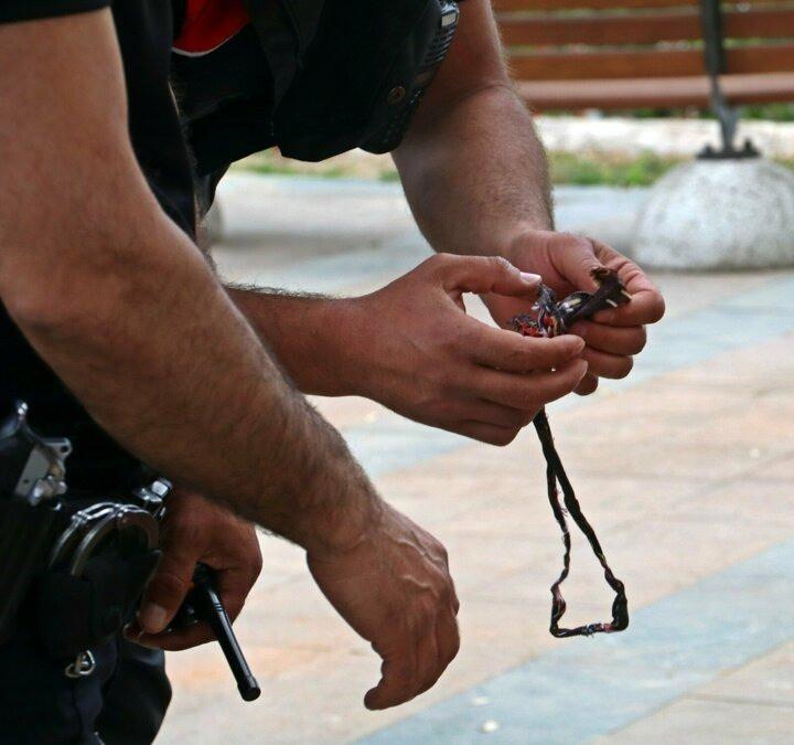 <p>İsminin Kerem A. (37) olduğu öğrenilen şahıs için sağlık ekiplerinden yardım talep edildi. Kerem A.’nın üzerinde arama yapan ekipler, neşterin yanı sıra suikast kalemi, ekmek bıçağı, dikiş makası, bir miktar uyuşturucu madde ile madeni para ele geçirdi. Kerem A. ise sağlık ekipleri gelinceye kadar kanayan bölgesini tamponla durdurmaya çalıştı.</p>
<p> </p>