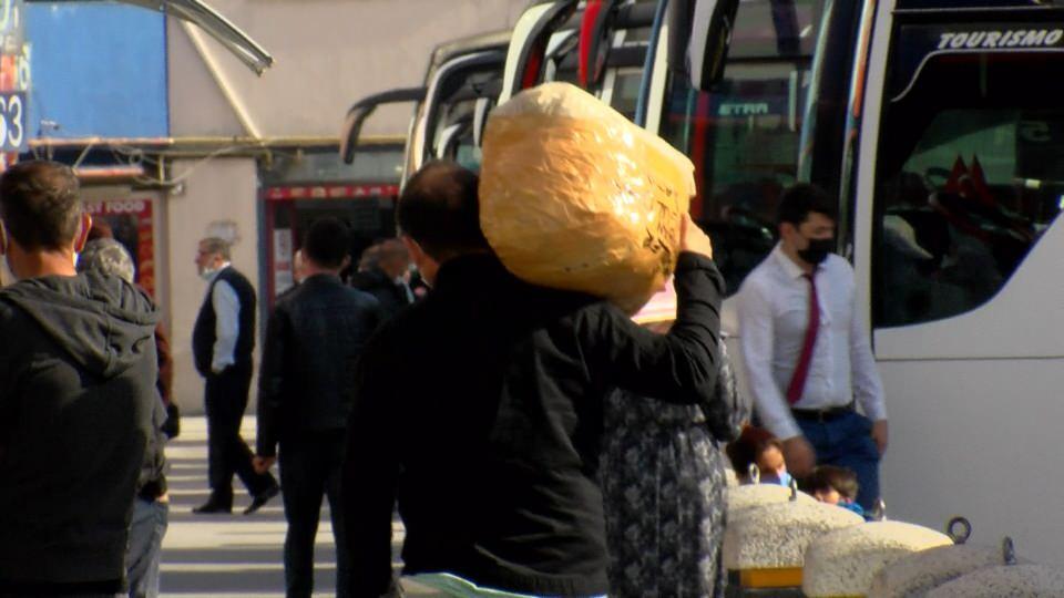 <p>Yoğunluktan bilet bulamayanlar "Gidemeyeceğiz galiba, burada kaldık" derken, otobüs firma yetkilileri ise bu sabah otogarda adeta 'bayram yoğunluğu' oluştuğunu ifade etti.  </p>
