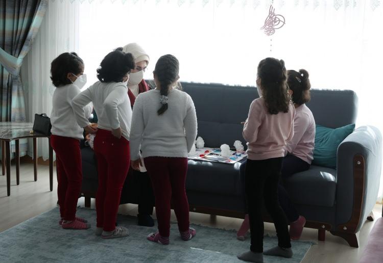 <p>Cumhurbaşkanı Erdoğan da çocuklarla tek tek konuşup, gözlerinden öptüğünü söyledi, bayramlarını kutladı. Erdoğan, okulların açılmasıyla ilgili olarak, "Vaka sayıları düşünce inşallah siz de arkadaşlarınızla buluşacaksınız" dedi.</p>
