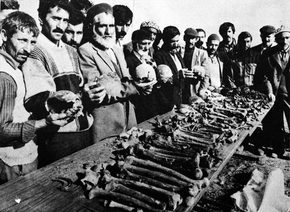 <p> 28 Şubat 1986'daki kazıda Iğdır'ın Oba Köyü'nde Ermeni çeteler tarafından topluca katledilen Türkler'e ait kemikler görülüyor.</p>
