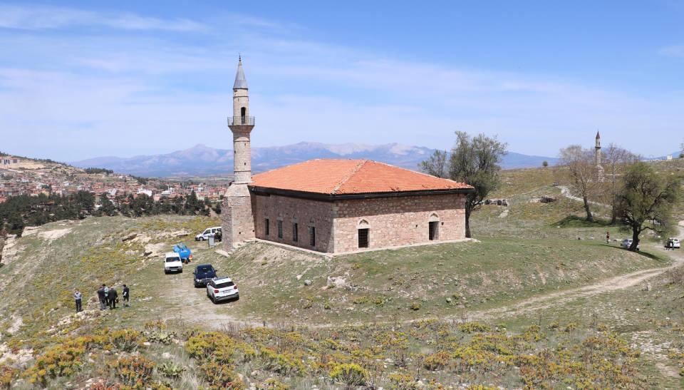 <p>Araştırmalarla 15'inci yüzyılda Menteşe Beyliği döneminde yapıldığı belirlenen cami, ilk olarak 1819-1820 yıllarında onarıldı. Cami, 2007'de Vakıflar Genel Müdürlüğü tarafından da restore edildi.</p>
