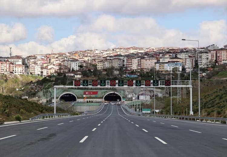 <p>Bulunduğumuz nokta Cebeci tüneli, Hasdal-Habibler arasındaki 4.004 metre uzunluğu ile İstanbul'un en uzun tünelleri... Burası Hasdal'dan, özellikle Fatih Sultan Mehmet Köprüsü'nden gelen yoğun trafiğin Mahmutbey kesimine kadar olan, İstanbul'un en yoğun trafik akslarından biri olan kesimde çok büyük kolaylık ve alternatif ulaşım imkanı sağlayacak."</p>
