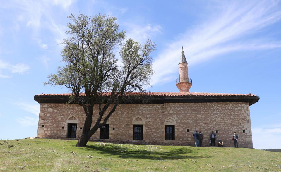 <p>Pamukkale Üniversitesi (PAÜ) Kale Meslek Yüksekokulu Müdürü ve Sanat Tarihi Bölümü Öğretim Üyesi Prof. Dr. Mustafa Beyazıt ve ekibi tarafından 2014'ten bu yana kazı işlemlerinin sürdürüldüğü Tabae Antik Kenti'nin sınırlarında yer alan tarihi Cevher Paşa Camii'ndeki restorasyon çalışmaları tamamlandı. </p>
