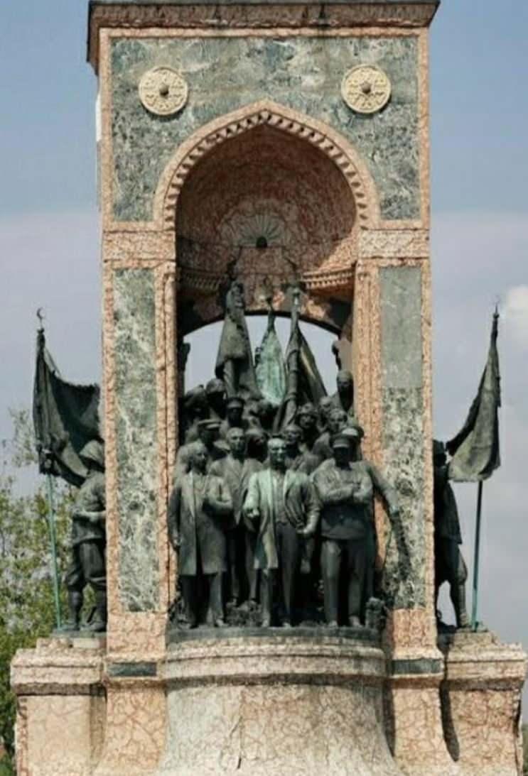 <p>Taksim Cumhuriyet Anıtı'ndaki 2 sancaktardan birinin elindeki sancak sopası bölümü yaklaşık 2 yıldır ortada yok. Eski ve yeni fotoğraflar arasındaki fark gerçeği ortaya çıkardı.</p>
<p> </p>