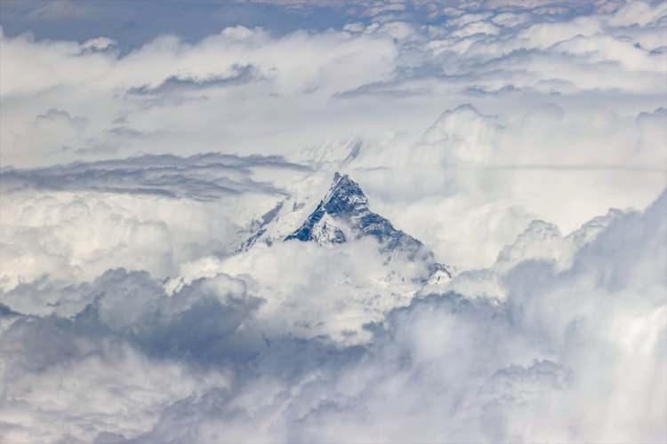 <p>Aralarında Asya kıtasındaki Nepal ile Çin'in ortasında kalan, dünyanın en yüksek dağı Everest'in de (8 bin 848) bulunduğu Himalaya Dağları, yükseklikleri ile bulutların üzerinden bile izlenebiliyor. </p>

<p> </p>
