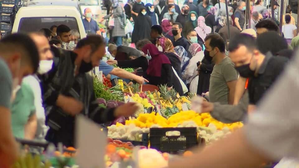 <p>Alışverişe gelen Şevval Kütük ise, "Evde ihtiyacımız olan her şeyi aldık. Bir haftadır bakkaldan manavdan alıyorduk ama pazardakiler gibi olmuyor" dedi. </p>
