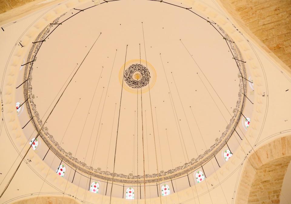 <p><strong>6 KEZ ONARIMDAN GEÇMİŞ</strong></p>
<p>Vakıflar Bölge Müdürü Hüseyin Coşar, Tekeli Mehmet Paşa Camisi'nin Evliya Çelebi'nin Seyahatname'sinde de geçtiğini belirterek, "Gayet süslü, ziynetli bir cami. Tarihi kaynaklarda, 1850 yılında Sultan Abdülaziz, Rodos'tan buraya geleceği için bir onarım yapıldığı geçiyor. Bu yüzden kadınlar mahfili olarak görülen alanın hünkar mahfili yapıldığı söyleniyor. 1850'den sonra cami 1909, 1940, 1952, 1977 ve 1996 yılında onarımlardan geçmiş, fakat en kapsamlı onarımı şu an yapıyoruz" dedi.</p>
<p> </p>