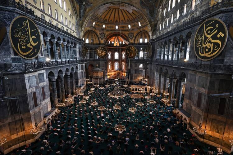 <p>Ramazan ayının son cuma namazı, Ayasofya-i Kebir Cami-i Şerifi'nde yeni tip koronavirüs (Kovid-19) önlemleri kapsamında sosyal mesafe kurallarına uyularak kılındı.</p>

<p> </p>
