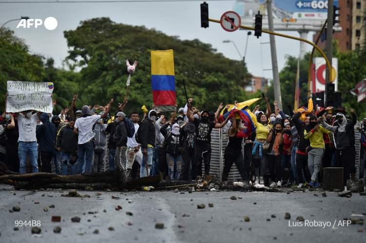 <p>ŞİDDET OLAYLARINI FARC ORGANİZE ETTİ İDDİASI</p>

<p> </p>

<p>Savunma Bakanı Diego Molano ise yaptığı açıklamada, şiddet olaylarının 2016 yılında imzalanan barış anlaşmasından ayrılan sol görüşlü Kolombiya Devrimci Silahlı Güçleri’ne (FARC) bağlı muhalif gruplar tarafından organize ve finanse edildiğini iddia etti.</p>
