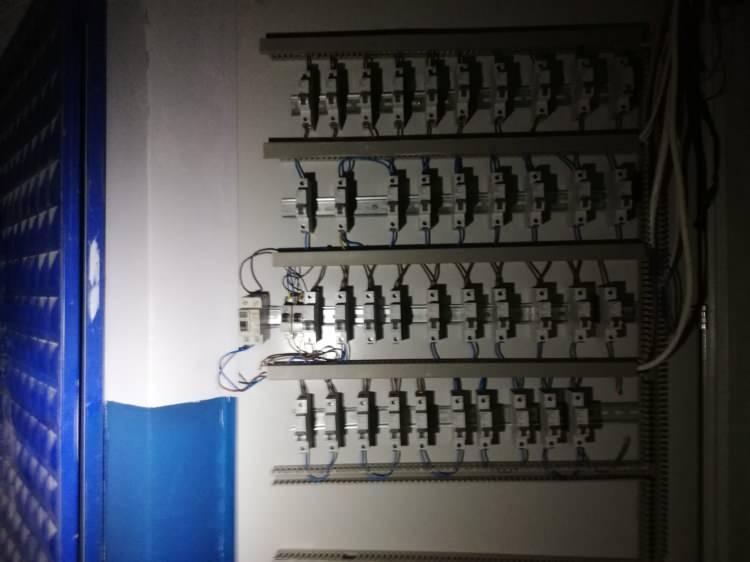 <p><strong>ELEKTRİK PANOSUNUN ARKASINDA GİZLİ BÖLME</strong></p>

<p>Operasyona devam eden ekipler, 5 katlı bir apartmanın 4'üncü katındaki bir kumarhaneye baskın yaptı. Kumarhanede az kişinin olması üzerine durumdan şüphelenen jandarma, çevrede yaptığı incelemede 5'inci kattaki elektrik panosunun ardında gizli bir kapı olduğunu belirledi. Panonun ardındaki kapıyı koçbaşı ile kıran jandarma ekibi, çok sayıda kişiyi burada saklanırken buldu.</p>

<p> </p>
