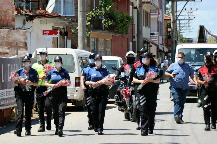 <p>Tam kapanmaya denk gelen 9 Mayıs ‘Anneler Günü’nde dışarıya çıkamayan vatandaşlar için, polis ekipleri müzik ve sirenler eşliğinde sokak sokak gezip karanfiller dağıtarak ‘Anneler Günü’nü kutladılar.</p>
