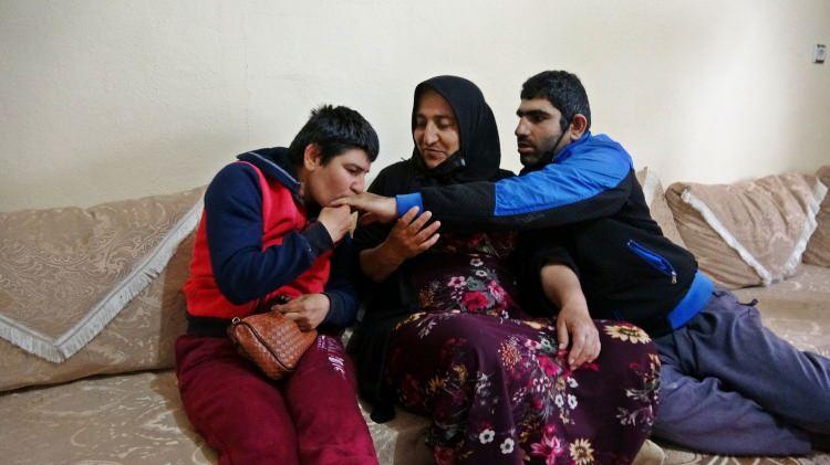 <p>Hakkari’nin Yüksekova ilçesinde yaşayan Naciye Erekli (52), 35 senedir 4 engelli çocuğuna gözü gibi bakıyor.</p>
