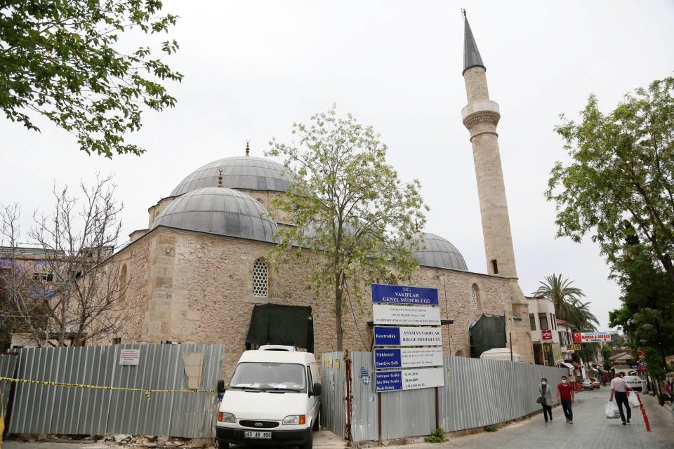 <p><strong>EN ÖZGÜN KISMI KADINLAR MAHFİLİ</strong></p>
<p>Özellikle kadınlar mahfilinde çok özgün süslemeler ortaya çıkarıldığını anlatan Hüseyin Coşar, “Kadınlar mahfilinde, bu camiyi diğer camilerden ayıran çok önemli bir özellik var. Pencere alınlıklarında hem iç hem dışta Kaside-i Münferice bulunuyor. Kaside-i Münferice 1040 yılında Tunuslu bir alimin kasidesi. Artık nasıl yazıldıysa o dönemi bilmiyorum ama Tunuslu alimin eşyaları çalınıyor, çok zor durumda kalıyor, sonra çalınan malları geri geliyor ve bu şekilde Münferice Kasidesi yazılıyor. Daha sonra bu sıkıntılardan kurtulmak için okunuyor. Aslında caminin avizelerini kapatınca loş bir hava oluşuyor. Çok aydınlık bir cami değil. Tabi düşünmeden de edemiyoruz, acaba bu sıkıntı, ıstırapları yansıtmak için mi yapıldı bu cami, bilemiyoruz tabi" diye konuştu.</p>
<p> </p>