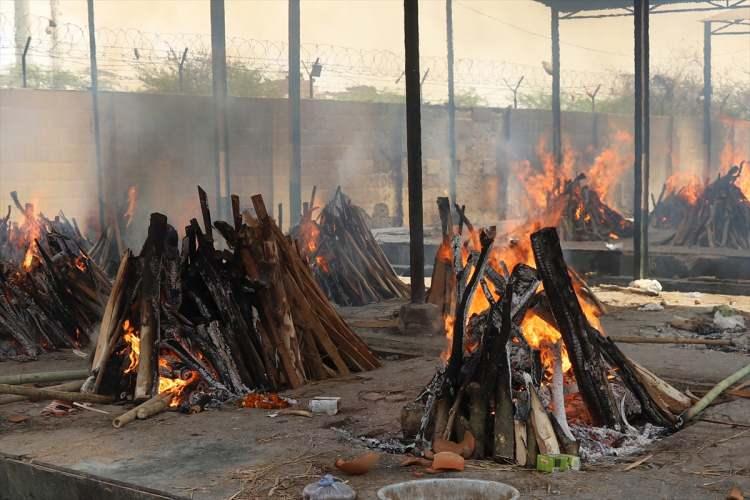 <p>Yeni Delhi'de krematoryuma getirilen cenazeler görevliler tarafından yakılıyor.</p>
