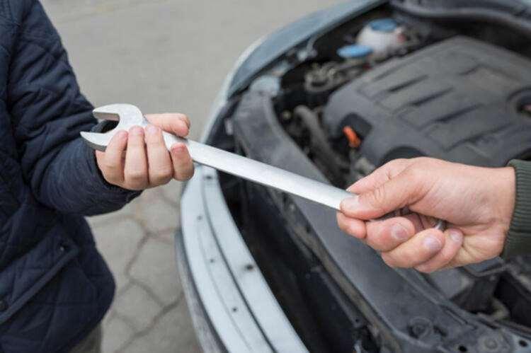 <p>Otomobillerde kullanılan çiplerin tedarik zinciri, Kovid-19 salgınında tüketicinin elektronik ürünlere olan talebindeki artıştan olumsuz etkilenirken, otomobil üreticilerini Apple gibi elektronik devleriyle sınırlı çip tedariki için rekabete zorladı.</p>
<p> </p>
