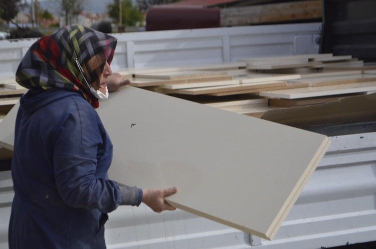 <p><strong>'İŞ YERİNİ KOSGEB İLE BÜYÜTMEK İSTİYOR’</strong></p>
<p>Marangozluğu öğrendikten sonra işi büyütmek için KOSGEB’ten destek almak istediğini anlatan Canan Kutlu, “Bu işimi daha da büyütmek istiyorum, bir işyeri açmak istiyorum. Belki eşime rakip bile olabilirim. Gençlere de tavsiyem, okuldan çıktıktan sonra boş vakitlerinde telefonla bilgisayarla oynamak yerine bir marangozun ya da başka bir ustanın yanına giderek meslek sahibi olsunlar” şeklinde konuştu.</p>
<p> </p>
