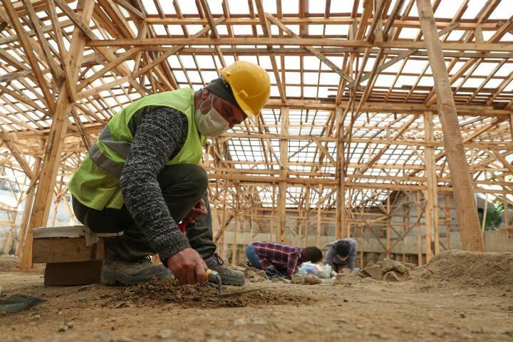 <p>Mezarlar sayesinde ulaştıkları verilerin, dünya göç haritasını değiştirebileceğini ve bu nedenle çok önemli olduğunu vurgulayan Polat, "Dünya göç haritasına baktığımız zaman, Karadeniz'in Kuzey'inden, Balkanlardan Anadolu'ya doğru bir göç olduğu görülmekte Tunç çağında. Ama buradaki son veriler, buradaki mezarlar, içerisindeki küçük buluntular ve runik alfabe sembolleri değerlendirildiği zaman, Anadolu'dan Baklalara, oradan Avrupa'nın Kuzeydoğusu ve Karadeniz'e doğru göç haritasını değiştirebilir. Bundan dolayı, Beşiktaş kurganları çok önemli. Burada yerinde yakılıp gömülen mezarlar da literatür için ilk örnekler. Buradaki bir örnekte şunu gördük, ceset yakılmadan önce hocker pozisyonunda, yani cenin pozisyonunda ağaçların üzerine yatırılıyor, üzerine ağaç seriliyor ve bu şekilde yakılıyor. Daha önce nasıl yakıldığına dair elimizde bir veri yoktu. O nedenle bu da literatür için çok önemli" diye konuştu.</p>
