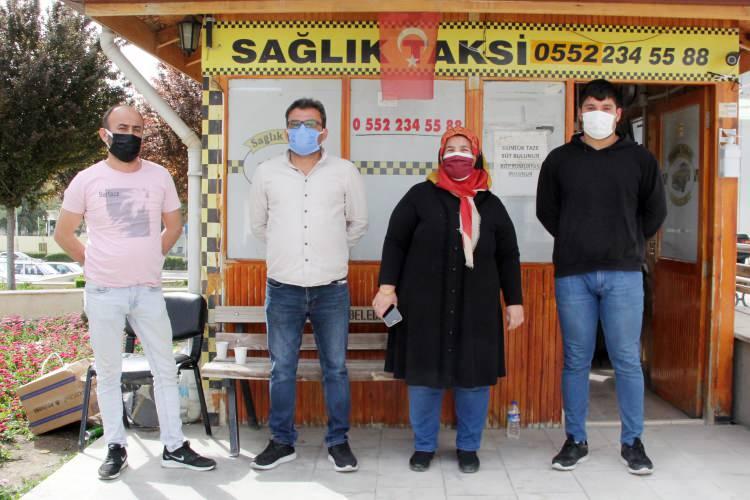 <p><strong>10 YILDA HİÇ CEZA YEMEDİ</strong></p>
<p>Sebahat Sezer, direksiyonda geçen 10 yılda herhangi bir trafik kazasına karışmadığını, aynı zamanda hiç trafik cezası yemediğini, 2016 yılında ise yılın şoförü seçildiğini ve kendisiyle gurur duyduğunu kaydetti.</p>
<p>Taksi şoförlüğüne yeni başlayan Yusuf Boztaş (18) ise, "Sebahat Abla işe başladığımda yardımcı oldu. Maşallah kendisi 10 yılı doldurmuş. Sebahat Abla ile çalışmak güzel" dedi.</p>