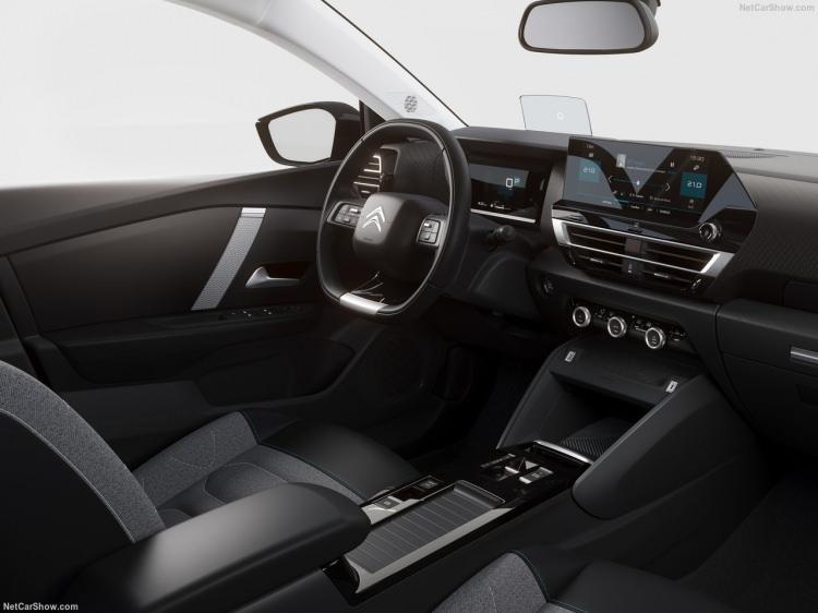 <p>Yeni C4, kabin içindeki rahatlığı, dinamizmi ve sürüş keyfini en üst seviyeye taşıyarak gelişmiş konfor ve uçan halı etkisi sağlayan Progressive Hydraulic Cushions®, Citroën Süspansiyonu ile donatılıyor.</p>
