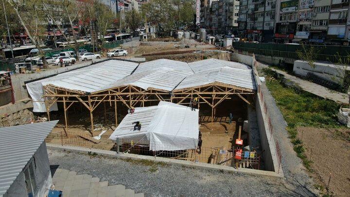 <p>O nedenle alandaki arkeologlar çalışmalarını, dişçi aletleriyle ve titizlikle sürdürüyor. Çok ince bir çalışma yapılarak tüm mezarlar açılıyor ve belgeleniyor.</p>
