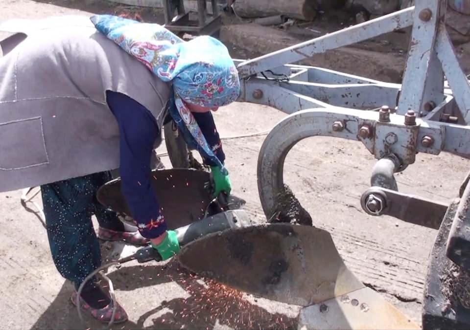 <p>Çıldır İlçesine bağlı Gölbelen köyünde yaşayan Özlem Kapağan, ev işlerini tamamlayıp, çocuklarını okula gönderdikten sonra köyde kaynak ve demir ustalığı yapan eşine yardımcı olmak için dükkana gitmeye başladı. </p>