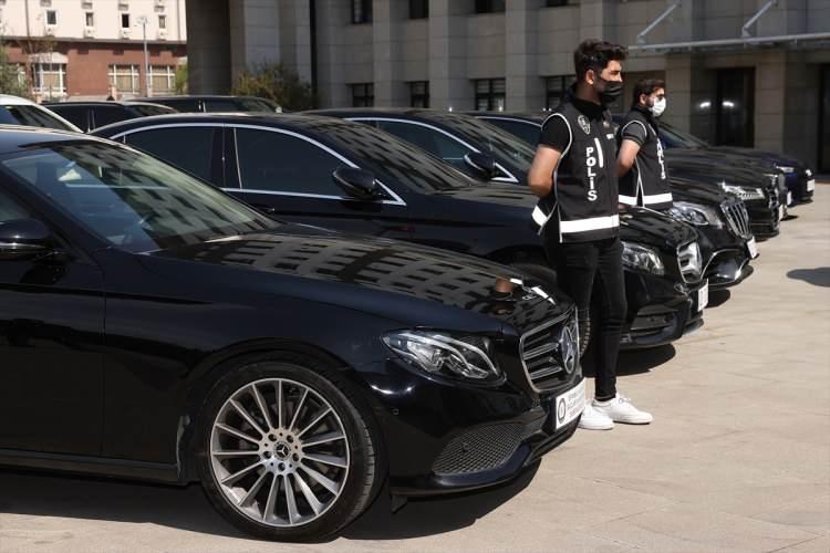 <p>Otomobilleri farklı yöntemlerle yurt içine sokan, bunları sahte evrak düzenleyerek satan ve alanlara yönelik başlatılan soruşturma sürüyor.</p>